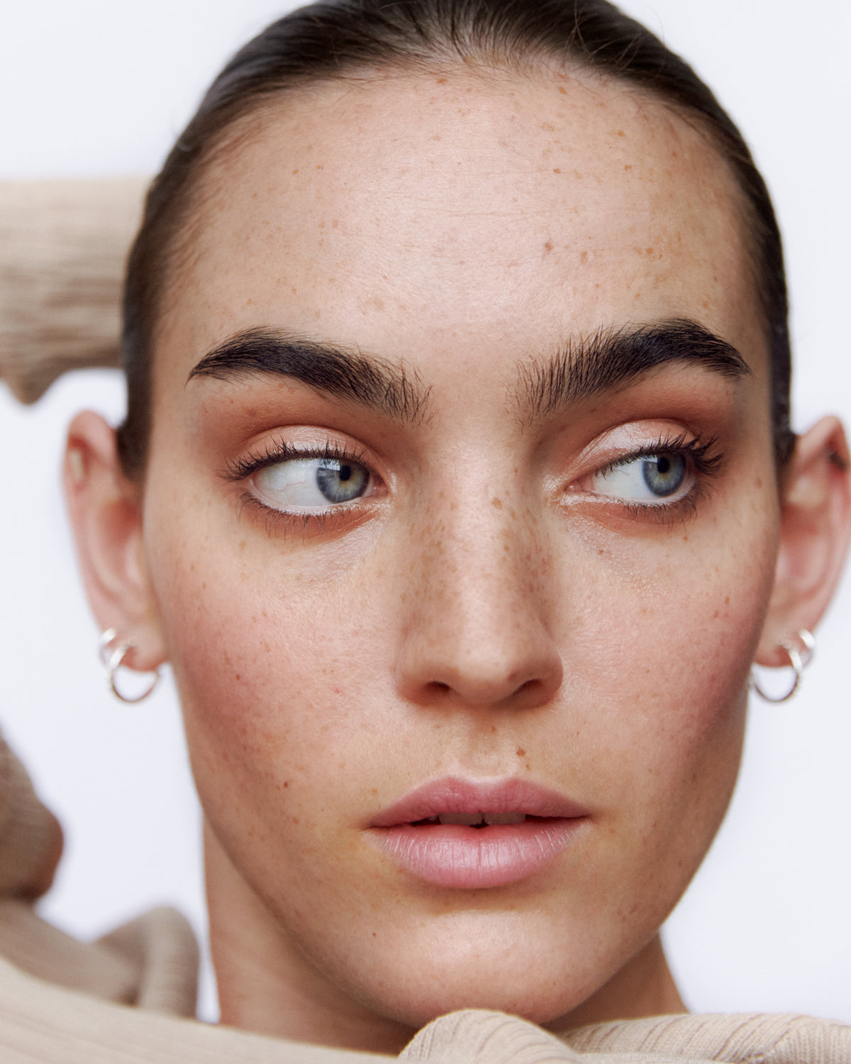 Manasi 7 campaign image for the shade Chamoisee with subtle, neutral make-up.