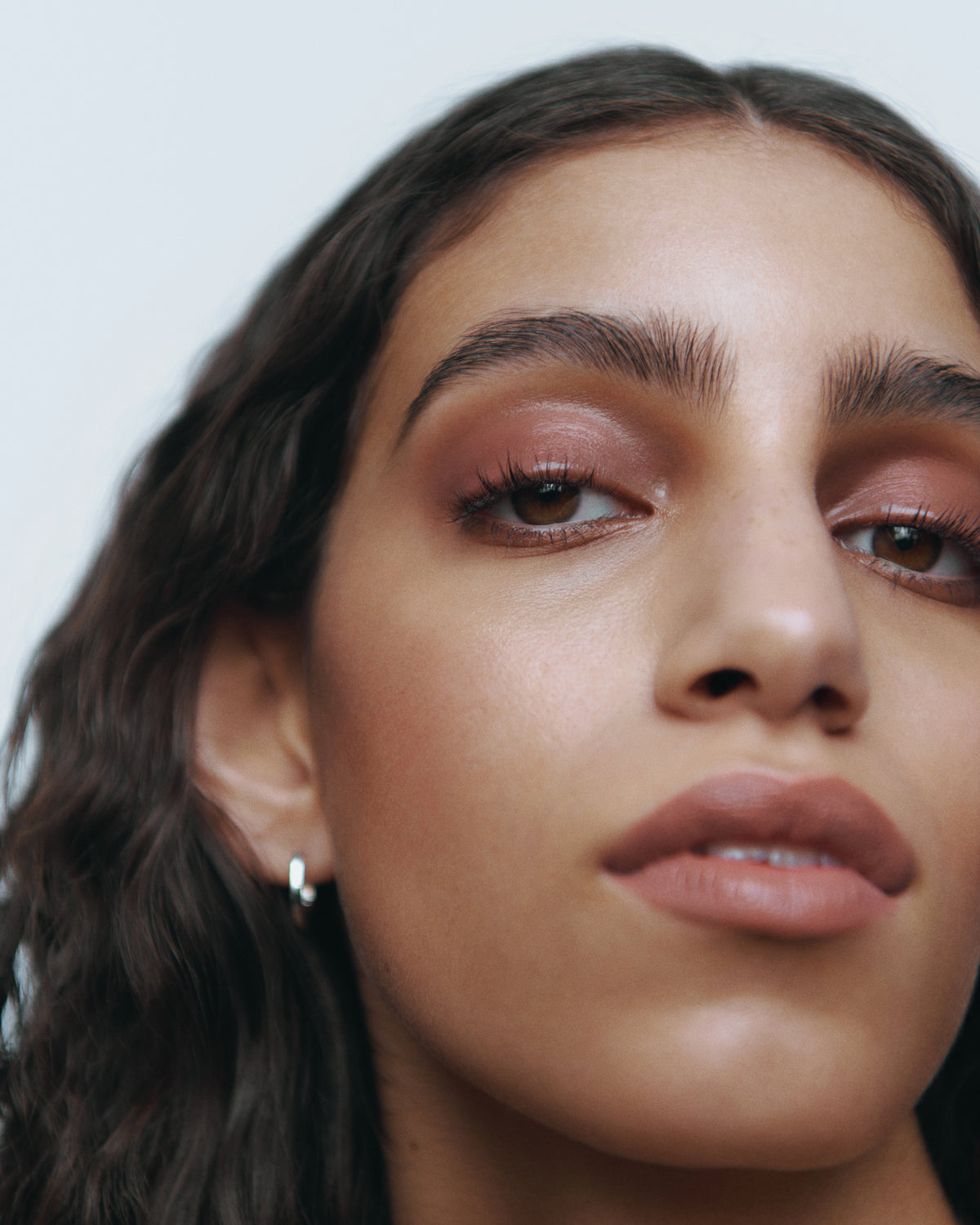 Manasi 7 campaign image for the shade Rojizo with muted rose-brown lips.